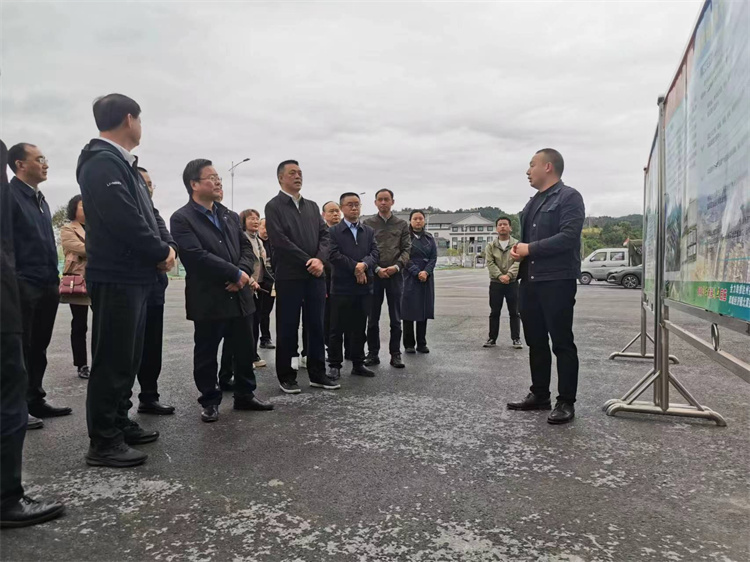 自貢市人大常委會副主任、民建自貢市委主委王孝謙一行考察四川供銷西南冷鏈物流基地